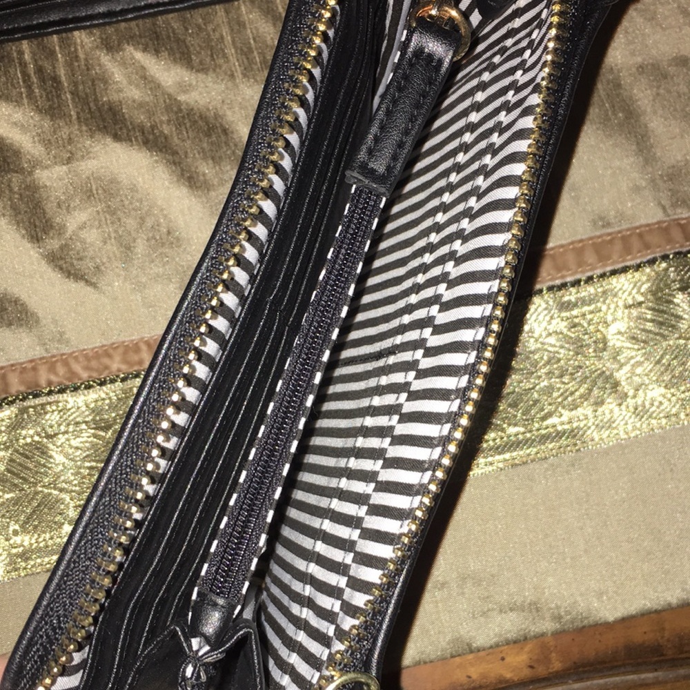 Black 2 in 1 wallet on with removable adjustable strap - Picture 8 of 11